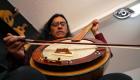 Norberto y Pablo reconstruyen instrumentos antiguos en talleres artesanales. Desde vihuelas del siglo XVI hasta flautas prehispánicas, traen de vuelta sonidos perdidos. No solo restauran: también crean nuevas formas de hacer música con historia.
