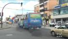 Un conductor de transporte público invadió un carril e irrespetó el semáforo en rojo al norte de Quito. Moradores y otros choferes afirman que esta infracción ocurre con frecuencia en la zona.

Un reportaje de Gustavo Jaramillo