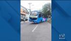 Un bus de transporte público perdió una de sus llantas mientras cubría una ruta, el hecho ocurrió en la avenida Eloy Alfaro y De Los Pinos, en el norte de Quito. El incidente generó preocupación entre los usuarios, quienes exigen mayores controles para garantizar su seguridad.

Un reportaje de Gustavo Jaramillo