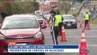 En solo dos horas, más de 20 vehículos excedieron el límite de velocidad en el norte de Quito. Ante ello, la Agencia Metropolitana de Tránsito retomó los operativos preventivos de control de velocidad en toda la ciudad.

Un reportaje de Juan Miguel Rodríguez