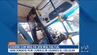 El chofer de un bus de transporte público fue sancionado por usar el celular mientras conducía. Según la Agencia Metropolitana de Tránsito, registra más de 200 multas en su historial.

Un reportaje de Juan Miguel Rodríguez