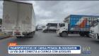 Los transportistas de carga pesada también bloquearon la autopista Cuenca–Azogues. Según sus agremiados, la medida es indefinida y anunciaron que progresivamente irán cerrando otras vías.

Un reportaje de Iván Rodríguez