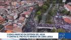 En medio del estado de excepción decretado por el Gobierno Nacional, se desarrolló en Cuenca la marcha en defensa del agua. Una multitud salió a las calles para rechazar el proyecto minero en Loma Larga.

Un reportaje de Brigette Mancheno