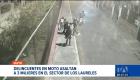 En el sector de Los Laureles, norte de Quito, tres mujeres fueron víctimas de un asalto por hombres que se movilizaban en una motocicleta. Una de ellas resultó herida tras recibir disparos con un arma traumática.

Un reportaje de Gustavo Jaramillo