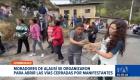 Palos, piedras y empujones marcaron el enfrentamiento entre habitantes de Alausí, en la provincia de Chimborazo y manifestantes. Los ciudadanos intentaban reabrir el paso, mientras los protestantes impedían el ingreso y salida de vehículos.

Un reportaje de Mercedes Chávez