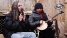 Hace más de tres décadas, Luis Oquendo inició un viaje al pasado al tocar un instrumento ancestral, dando vida a un proyecto que rescata y revive la música precolombina. Hoy, sus hijos mantienen vivo ese legado a través de Taller La Bola, explorando y reinterpretando estos antiguos sonidos para acercarlos al Ecuador de hoy.