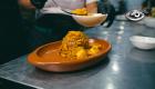 En las fiestas del Puerto Principal, la cocina se luce con recetas llenas de tradición y sabor. Desde caldos caseros hasta menestras y secos, pasando por los mercados y huecas que ofrecen platos que cuentan historias y conquistan paladares.