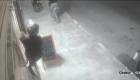 Un intento de robo en un establecimiento de comida, ubicado en el sector La Jipijapa, al norte de Quito, fue frustrado gracias a la rápida reacción de un trabajador y la alerta de los vecinos. La Policía informó que los sospechosos ya fueron identificados.

Un reportaje de Gustavo Jaramillo