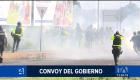 El convoy del Gobierno fue atacado con bombas molotov y piedras en el desvío a Cotacachi, a pocos kilómetros de llegar a Otavalo. La fuerza pública intervino para abrir paso y evitar que los manifestantes alcanzaran el Comando de Policía.

Un reportaje de Karen Haro