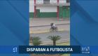 Bryan Angulo, jugador de Liga de Portoviejo, resultó herido de bala en un ataque armado ocurrido en Manabí. La Policía detuvo a dos presuntos sicarios que pertenecerían al grupo Los Choneros. El club deportivo denunció que varios de sus jugadores han sido intimidados.

Un reportaje de Carlos Sacoto