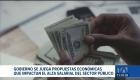 El Ministerio de Trabajo anunció un incremento salarial para el sector público. Paralelamente, se prevé un aumento de 16 dólares en el salario básico unificado. Desde los gremios de trabajadores advierten que estas medidas tendrán un alto costo y podrían no ser sostenibles.

Un reportaje de Fausto Yépez