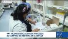 Durante el gobierno de Daniel Noboa, seis autoridades han pasado por el Ministerio de Salud, una de las instituciones con más cambios desde 2023. La falta de medicinas, insumos y personal médico continúa como una de las principales falencias de un sistema que sigue en crisis.

Un reportaje de Ericka Vera