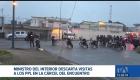 El ministro del Interior, John Reimberg, afirmó que no habrá visitas en la Cárcel del Encuentro. Esto, tras el pedido del defensor del Pueblo de ingresar al centro para verificar las condiciones de los privados de libertad recién trasladados.

Un reportaje de Fausto Yépez
