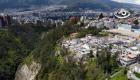 Miles de familias en Quito viven junto a quebradas donde la erosión, las lluvias y la inestabilidad del suelo amenazan sus viviendas. El peligro es constante y, en algunos casos, ya ha provocado pérdidas materiales y desplazamientos. Este reportaje analiza el riesgo, las responsabilidades y qué se debe hacer.