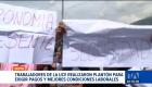 Cerca de 200 empleados se manifestaron en los exteriores del centro educativo en Quito para reclamar la entrega de implementos y remuneraciones justas. Un reportaje de Brigette Mancheno