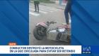 En un operativo un hombre destruyó su moto al enterarse de que sería retenido. Autoridades califican el acto como evasión de la ley. Un reportaje de Juan Miguel Rodríguez