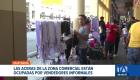 La falta de regulación y una economía estancada han provocado que el comercio informal aumente en las calles del centro de Guayaquil. Un reportaje de Camila Guevara