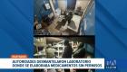 Las autoridades intervinieron un establecimiento que operaba sin registros ni controles sanitarios; el operativo dejó dos personas detenidas y el decomiso de insumos médicos elaborados de forma irregular.