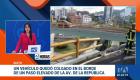 Un siniestro de tránsito en el norte de la capital movilizó a los cuerpos de emergencia tras quedar un automotor a punto de caer de un puente elevado.