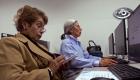 El uso de internet entre adultos mayores crece en Ecuador y transforma su forma de comunicarse, informarse y mantenerse cerca de los suyos. Cada clic abre puertas: videollamadas, noticias y entretenimiento, pero también implica nuevos riesgos.