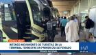 El flujo de turistas se intensifica en la capital azuaya; las autoridades han desplegado controles rigurosos en carreteras y puntos clave para salvaguardar a los visitantes durante su estancia.