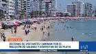Salinas vive un ambiente festivo con una masiva llegada de visitantes; tanto el malecón como la zona de playa lucen abarrotados de turistas. Un reportaje de Ricardo Cruzatty