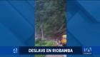 El derrumbe interrumpió la conexión principal con Guayaquil; autoridades recomiendan a los conductores utilizar rutas alternas hacia la Costa y el Austro mientras se realizan las tareas de limpieza.