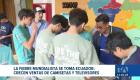 La pasión por el mundial impulsa el comercio local con la venta de televisores. Además, los hinchas se reúnen para intercambiar cromos. Un reportaje de María Gracia Chacón