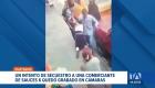 Cámaras de video muestran el momento en que sujetos intentan llevarse a una trabajadora en una zona de alta actividad comercial de Guayaquil. Un reportaje de Camila Guevara