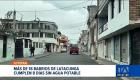 La falta de agua obliga a las familias de Latacunga a depender de tanqueros y a recolectar agua en baldes para sus necesidades más básicas. Un reportaje de Juan Pablo Toro