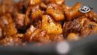 Intensa y llena de memoria, la mapahuira sigue apareciendo en antojos y recetas tradicionales. Seguimos su rastro entre mote, máchica traposa y chicharrón derretido para descubrir por qué este sabor popular todavía se aferra al paladar y a la cocina ecuatoriana.