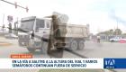 Daños estructurales provocados por accidentes recientes mantienen inhabilitados varios semáforos. La falta de señalización genera caos vehicular. Un reportaje de Ever Moreira