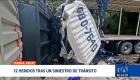 El grave accidente de tránsito ocurrió cerca del mediodía de este sábado en la vía a Guayaquil, cuando el vehículo pesado impactó contra varios automotores.