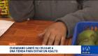 Una escena captada por cámaras de seguridad muestra la rápida e ingeniosa reacción de un ciudadano ante la llegada de delincuentes armados. Un reportaje de Gustavo Jaramillo