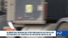 Un equipo de este noticiero evidenció cómo operan sujetos que interceptan a los conductores en los exteriores de los centros de control. Un reportaje de Camila Guevara