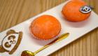 Suave, elástico y diferente a cualquier otro postre. El mochi, elaborado con arroz glutinoso y rellenos tan inesperados como frejol dulce, nació en Japón como un alimento ceremonial ligado a la prosperidad y los nuevos comienzos. Hoy, mientras conquista paladares en todo el mundo, mantiene viva una historia de rituales, memoria y tradición.