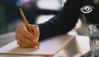 Cada vez usamos menos el papel y más las pantallas. Mensajes rápidos, teclados y notas digitales han ido reemplazando una práctica cotidiana que antes acompañaba la escuela, el trabajo y hasta las cartas de amor.  Estudios y especialistas señalan que escribir a mano fortalece la memoria, mejora la concentración y favorece el aprendizaje de una manera distinta a la escritura digital.