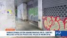 Ciudadanos y comerciantes cuestionan el deterioro de varios portales y calles céntricas a escasos metros del Palacio Municipal de Guayaquil. Un reportaje de Jazmín Solís