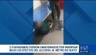 La AMC sancionó a dos personas por ingresar ebrios al Metro de Quito . Uno de los infractores fue puesto a órdenes de la policía por atacar a un agente. Un reportaje de Mishelle Villacís