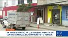 Sujetos en motocicleta dispararon contra un hombre dentro de un restaurante en la avenida Francisco de Orellana; las balas impactaron en varios locales comerciales del sector.