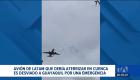 Testigos en tierra reportaron un estruendo y fuego visible en la aeronave mientras sobrevolaba Cuenca; el alcalde Cristian Zamora confirmó que los pasajeros se encuentran a salvo.
