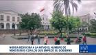 La decisión reduciría a la mitad el número de carteras de Estado; expertos piden sustentar la medida en un análisis técnico. Un reportaje de Carlos Sacoto