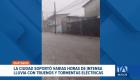 Horas de lluvia intensa colapsaron los sistemas de drenaje de la ciudad. Se reportaron daños materiales y la suspensión temporal de las operaciones aéreas. Un reportaje de Camila Guevara