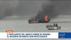 Ciudadanos revisan los escombros de las embarcaciones afectadas en Manabí en medio de las indagaciones a los marinos.