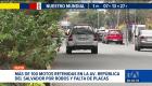 Uniformados se desplegaron en la av. República del Salvador para controlar vehículos sin placas. La intervención responde a la denuncia por robos en la zona. Un reportaje de Brigette Mancheno