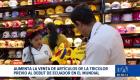 Los comercios de Quito registran una masiva afluencia de aficionados que buscan vestir los colores nacionales para el Mundial. Un reportaje de Nathalie Jiménez