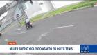 Dos hombres acorralaron a la víctima y, tras quitarle sus pertenencias, la golpearon utilizando una motocicleta en el que escaparon. Un reportaje de Juan Miguel Rodríguez