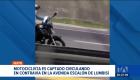 Un nuevo acto de imprudencia vial quedó registrado en video.  Testigos denunciaron que un motociclista avanzaba a gran velocidad y en contravía. Un reportaje de Juan Miguel Rodríguez