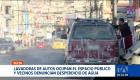 Un recorrido periodístico constató la proliferación de lavadores de carros que operan de forma irregular tomándose las aceras y calles en el sur de Quito. Un reportaje de Brigette Mancheno
