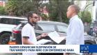 Padres del niño denuncian el retiro del tratamiento específico para una patología de alta complejidad y rechazan la entrega de un fármaco alternativo por parte del hospital. Un reportaje de Juan Miguel Rodríguez